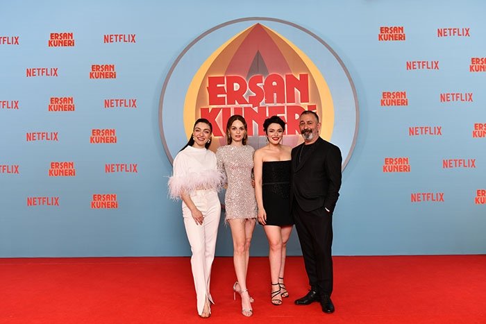 Merve Dizdar, Nilperi Şahinkaya, Ezgi Mola, Cem Yılmaz